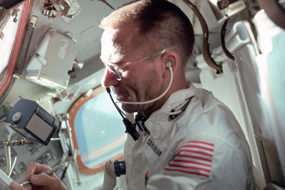      Фото: Wikipedia.org Space Pen (рус. спэйс-пэн — «космическая ручка», известна также под названием Zero Gravity Pen — «ручка невесомости») — шариковая ручка, созданная и продаваемая компанией Fisher Spacepen Co., в которой чернила находятся в специальном картридже под давлением
