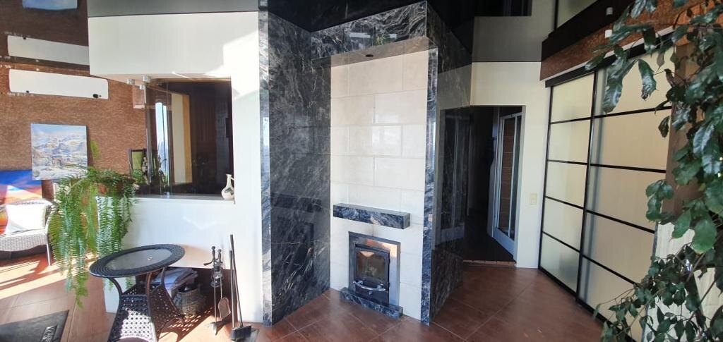 Камин из мрамора Golden Black (реализованный проект)