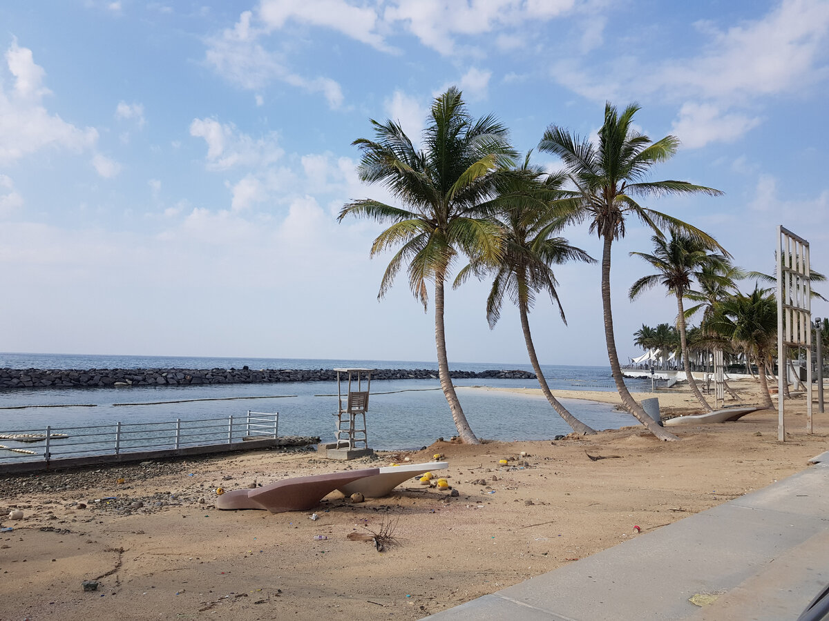 Пляж в черте города в Джедде. Закрыт. 