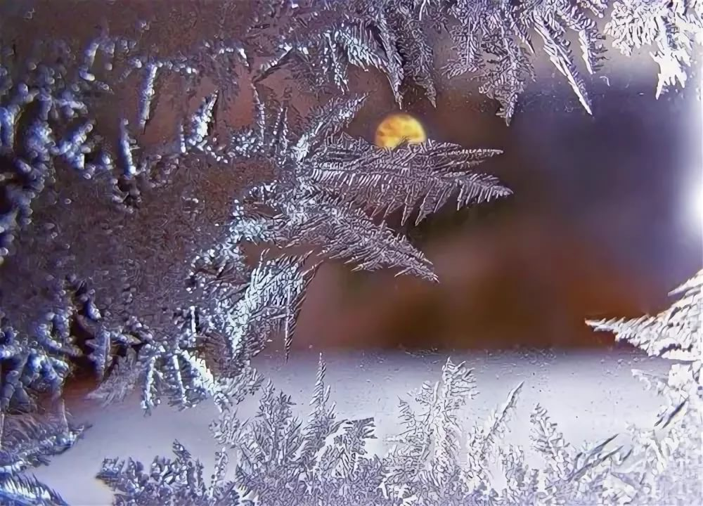 На дворе снежок искрится. Мороз за окном. Морозное ночное окно. Морозное окно вечером. Иней на окне ночью.