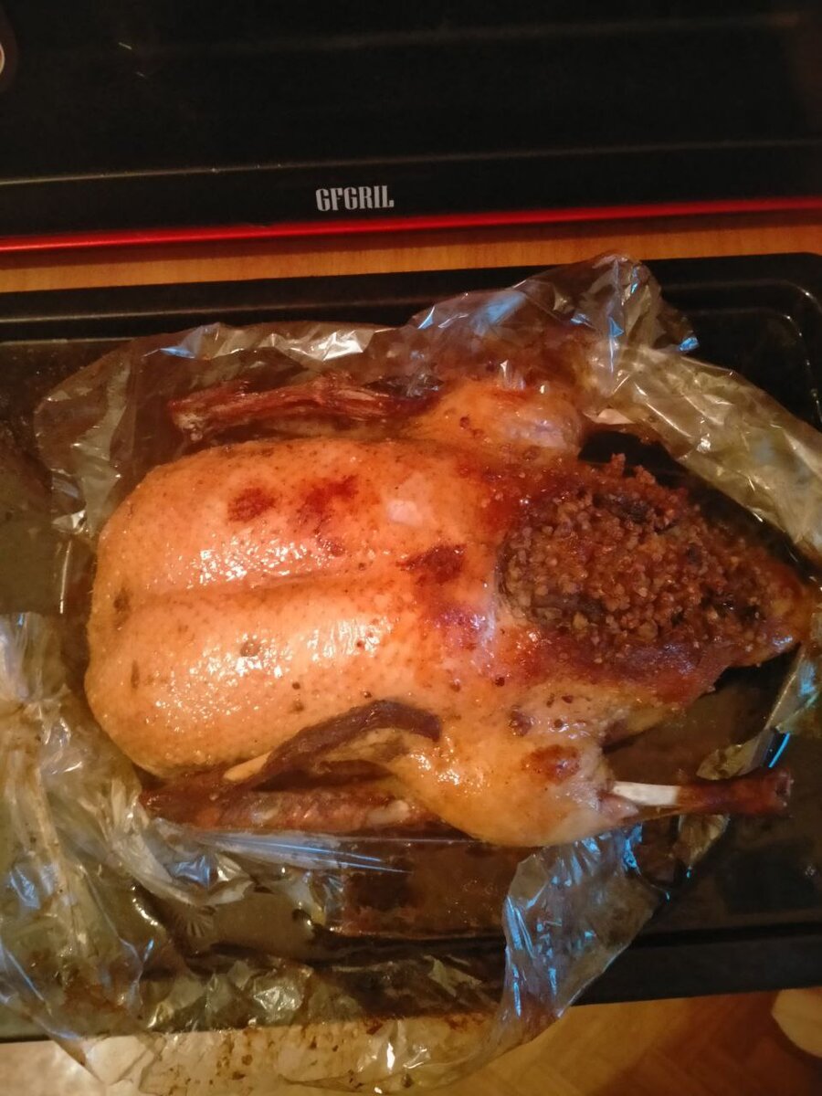 Утка, приготовленная на Пасху в 2022 году. Здесь живот не разорвался у нее))