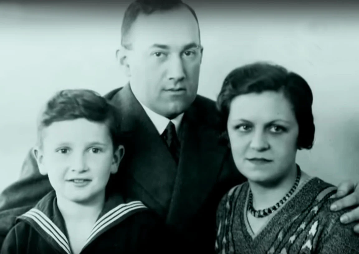 С родителями. Фото из открытых источников
