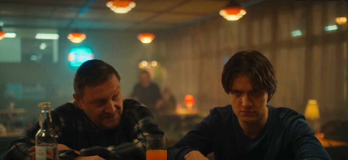 А прилизанный-то, оказывается, красавчик! (Кадр из сериала "Однажды на трассе")