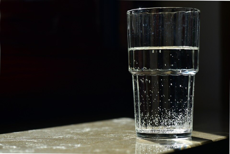 К чему по поверьям разлить воду