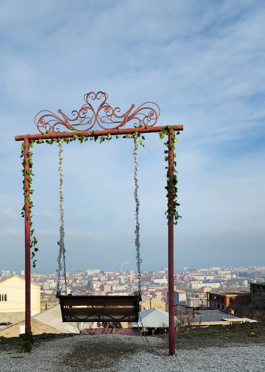 качелька по дороге на смотровую в Тарках