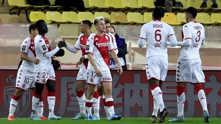    Александр Головин с партнерами по «Монако» радуются голу в ворота «Аяччо».