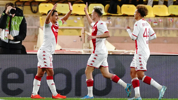    Александр Головин с партнерами по «Монако» радуются голу в ворота «Аяччо».