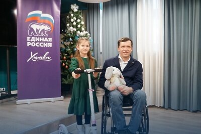    Депутат Государственной Думы Михаил Терентьев с девочкой из Химок © Пресс-служба Московского областного регионального отделения партии "Единая Россия"