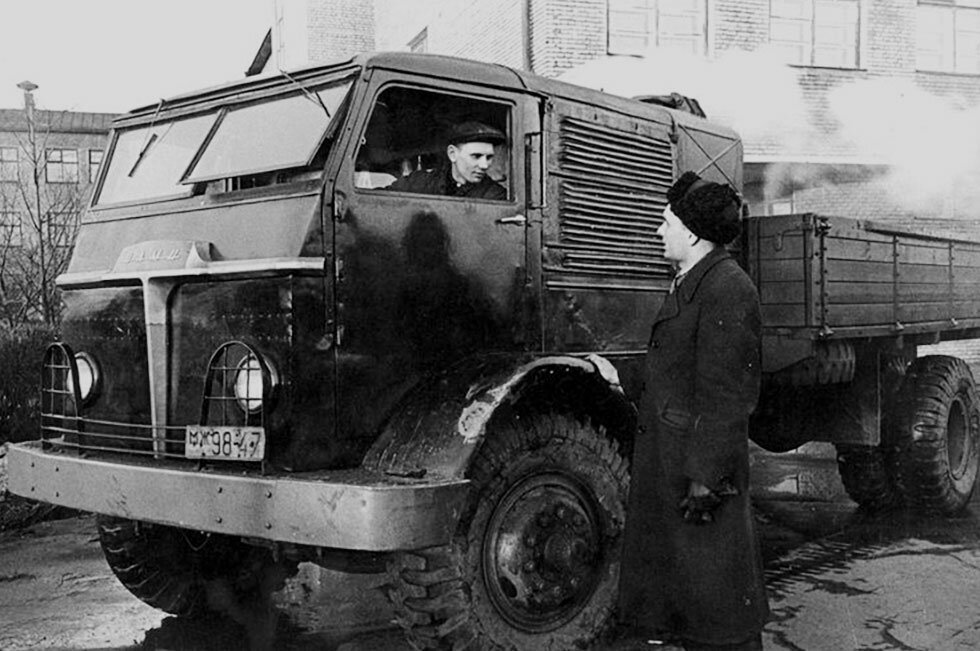 Вам никогда не казалось странным, что автомобили, работающие на энергии водяного пара, так и не прижились? Ведь паровозы с пароходами прожили долгую и счастливую жизнь и до сих пор кое-где применяются. Некоторые скажут, что проблема в большой массе парового оборудования. Котёл, топка, конденсатор — всё очень тяжёлое, хотя для железнодорожной техники это не столь принципиально, как для автомобильной. Но сегодняшний герой рубрики «Старые, но не бесполезные» решил и эту проблему, а прорывом всё равно не стал. Вспоминаем уникальный и удивительный, но всё равно забытый советский грузовик НАМИ-012.
