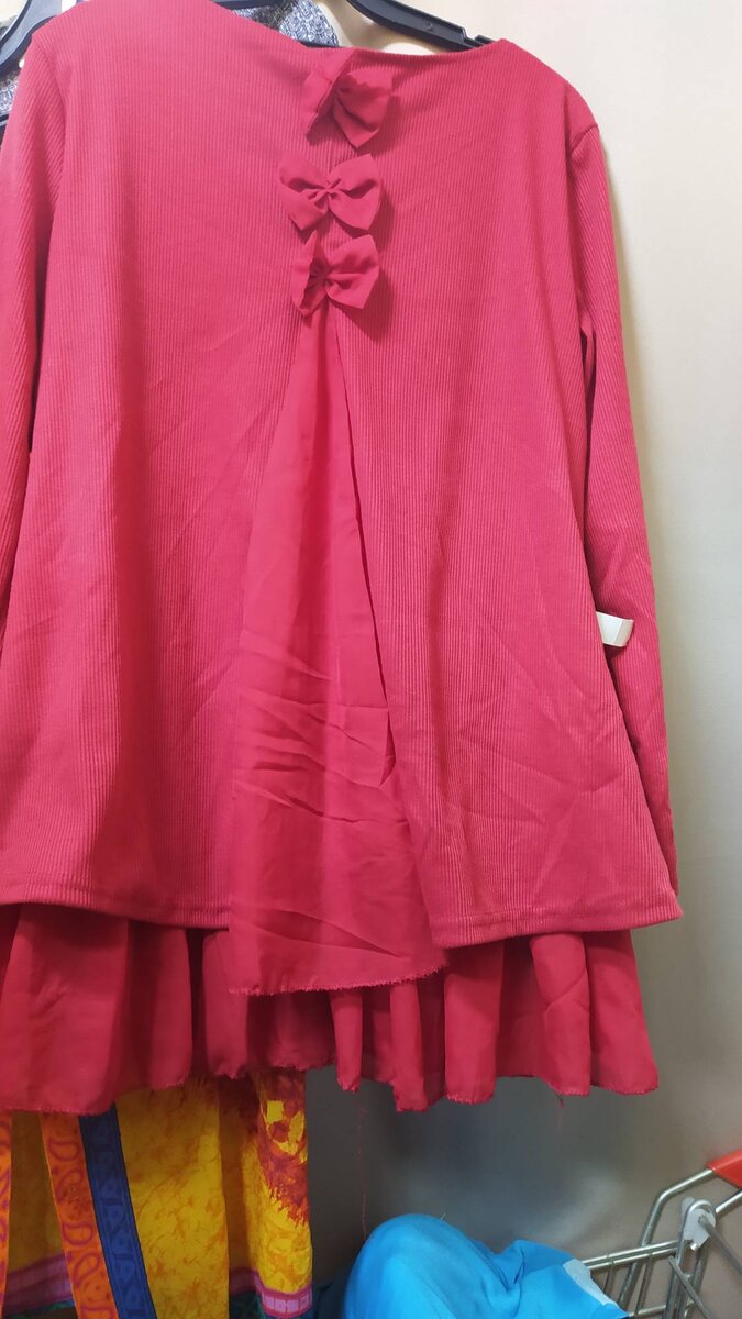 Блузка красная с бантиками на спине, свободного покроя