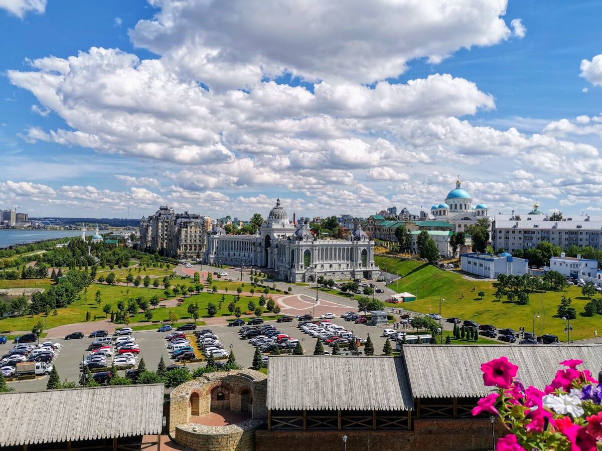 Мама на каблуках на диване лежит