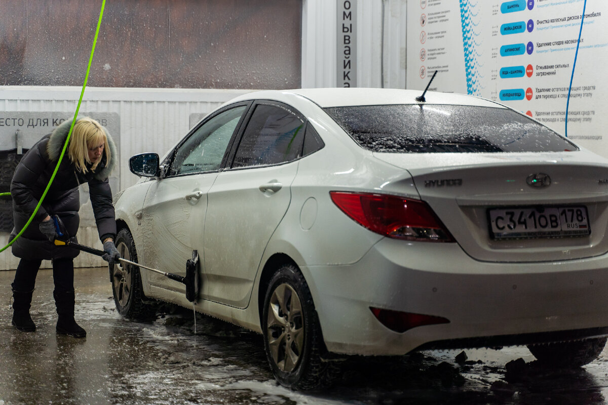 Как помыть машину на самомойке. Самомойка щетками. Мойка машины зимой на самомойке. Самомойка в Китае. Зимой на самомойке.