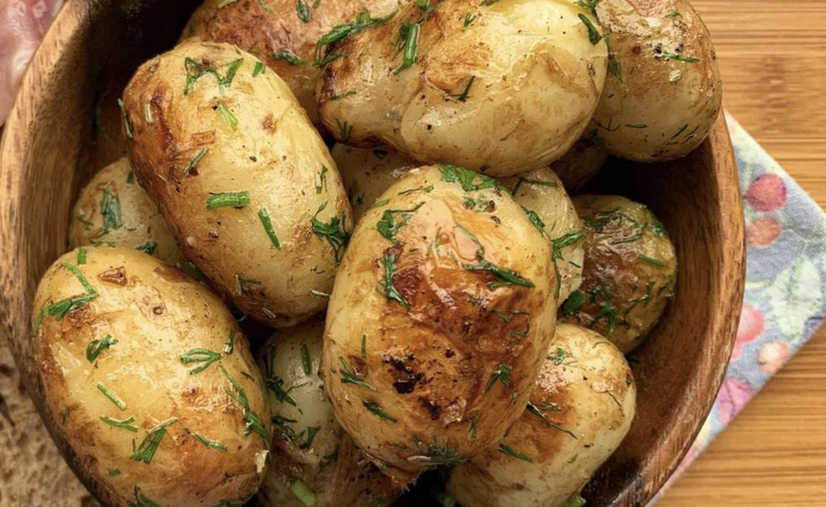 Один из самых вкусных овощей в русской кухне – молодой картофель. Его нежные клубни с тонкой кожицей достаточно обжарить и полить топленым сливочным маслом, чтобы получилось вкуснейшее блюдо.