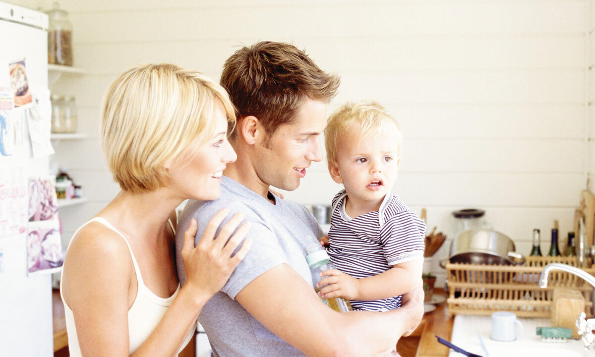 В зону риска попадают не только дети из социальных учреждений, лишенные семьи и любви, но так же дети из благополучных семей. Это обусловлено тем, что благополучные родители часто игнорируют опасные симптомы, закрывают на них глаза, стыдясь признать даже себе, что с их ребенком что-то не так. 