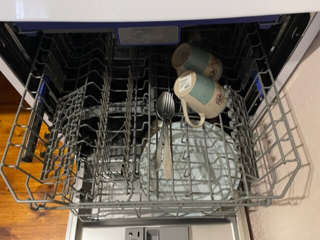 НАКАНУНЕ ПЕРЕМЫЛА ВСЮ ПОСУДУ. НЕЧЕГО БЫЛО МЫТЬ