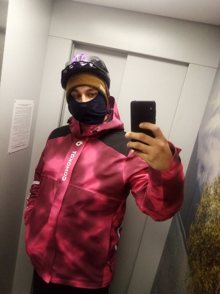     На фото курьер Александр / vk.com/hardashogun23aprilbushido98xix