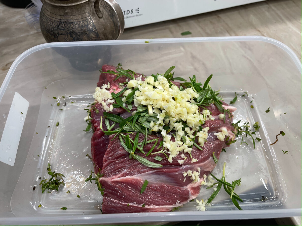 Мелко рубим травки и чеснок. Обмазываем кусок мяса и оставляем на 2 часа мариноваться при комнатной температуре. Идеально -завернуть в стрейч пленку. Важно! НЕ ставить в холодильник.