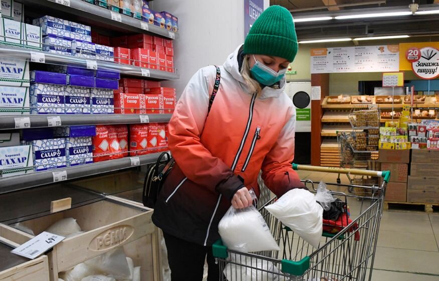    Падение спроса на продукты в России объяснили массовым отъездом россиян