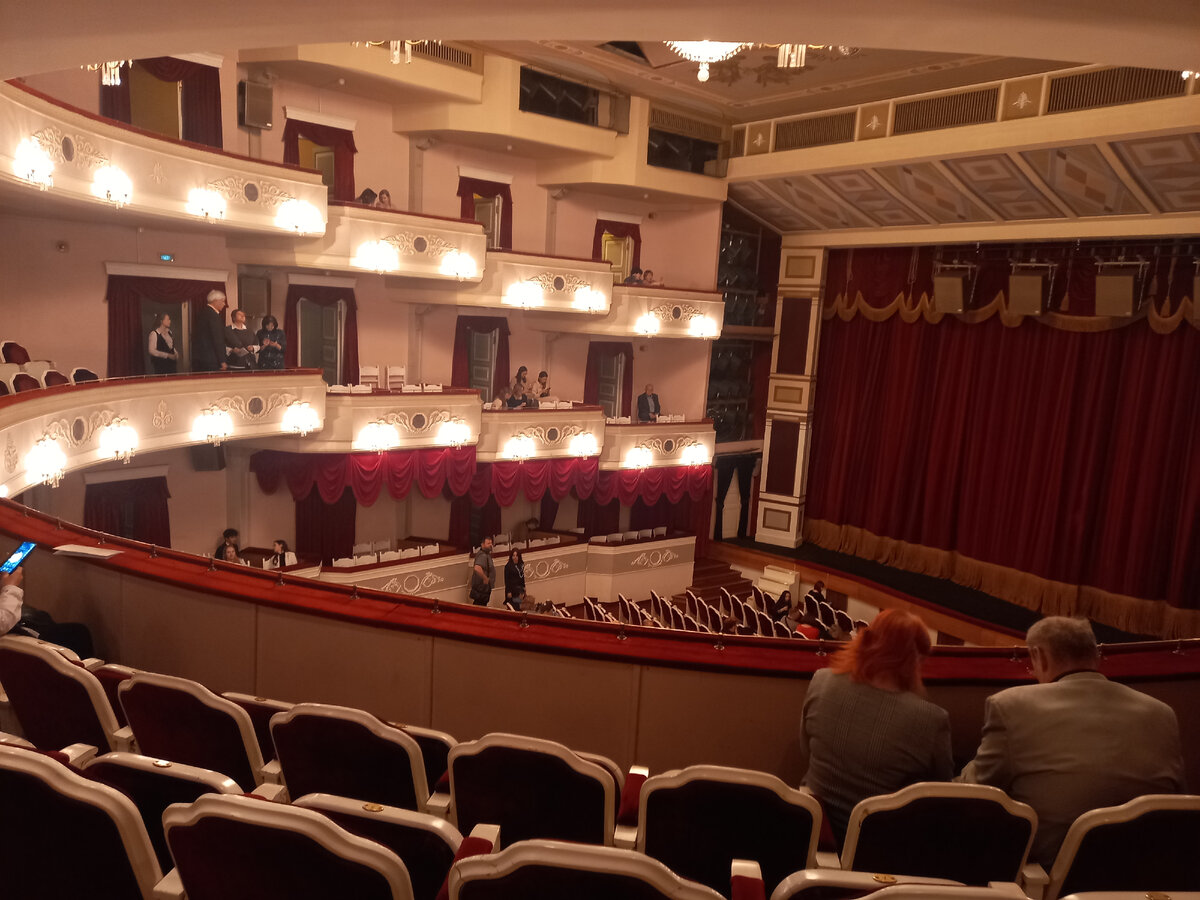 Вид театрального зала с наших мест. Все фото - автора