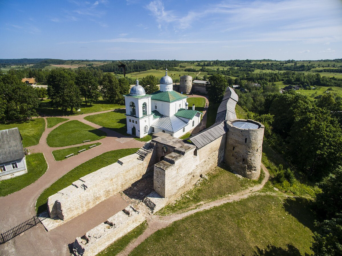 Изборск в картинках