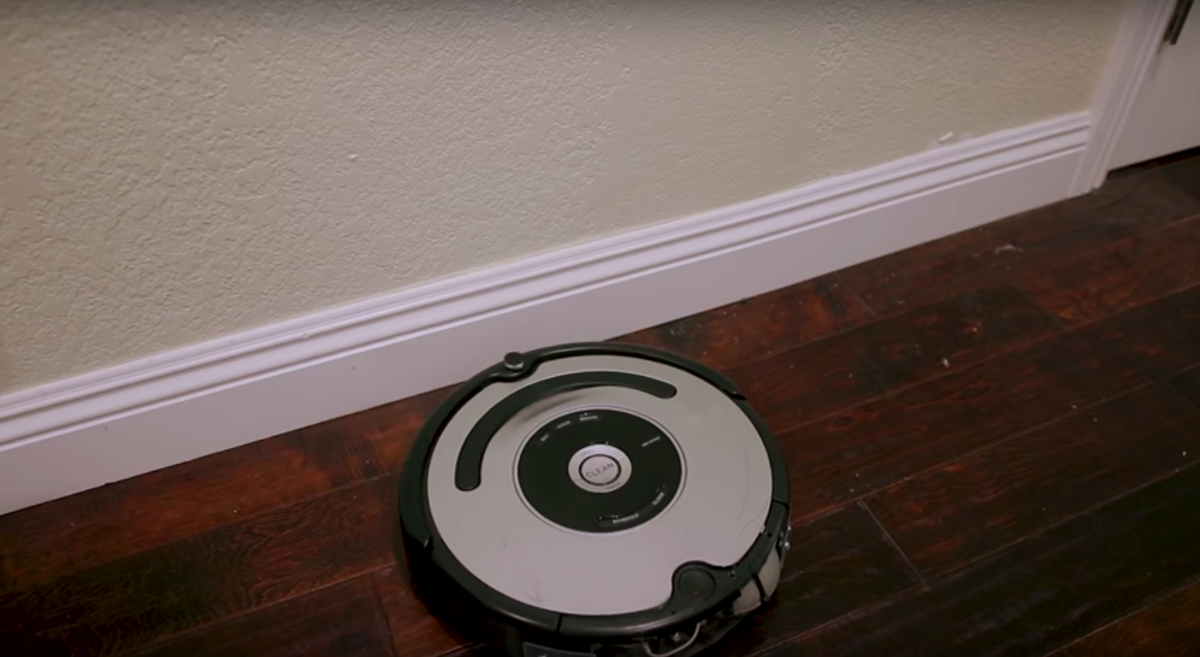 Робот пылесос с матом. Roomba 2002. Робот пылесос гифка. Робот пылесос уборка. Робот пылесос матерится.