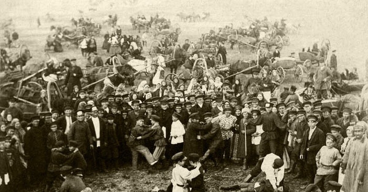 Русский народный танец в исполнении мальчиков. Кулачный бой в Праздник Троицы вблизи Царёва Городища. 1900-е годы. (спасибо сообществу "Дореволюционная Россия" https://vk.com/forgotten_russia)