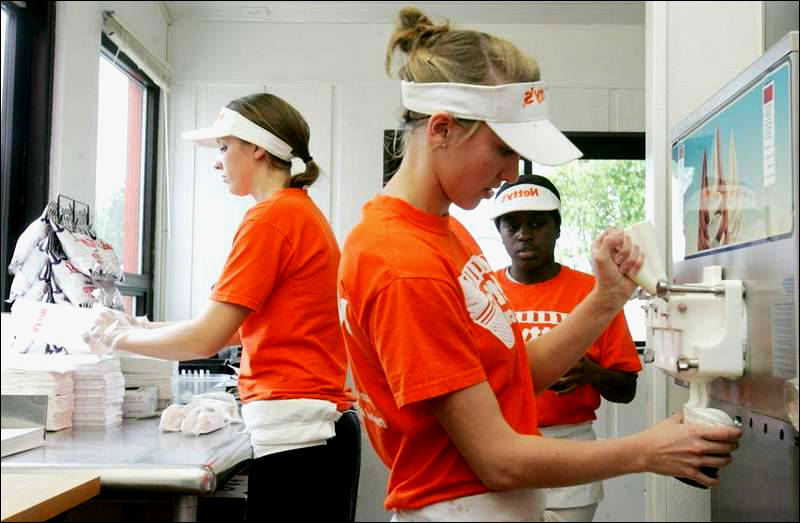 Это очень удобно для тех кто не может оплачивать учебу и вынужден работать.