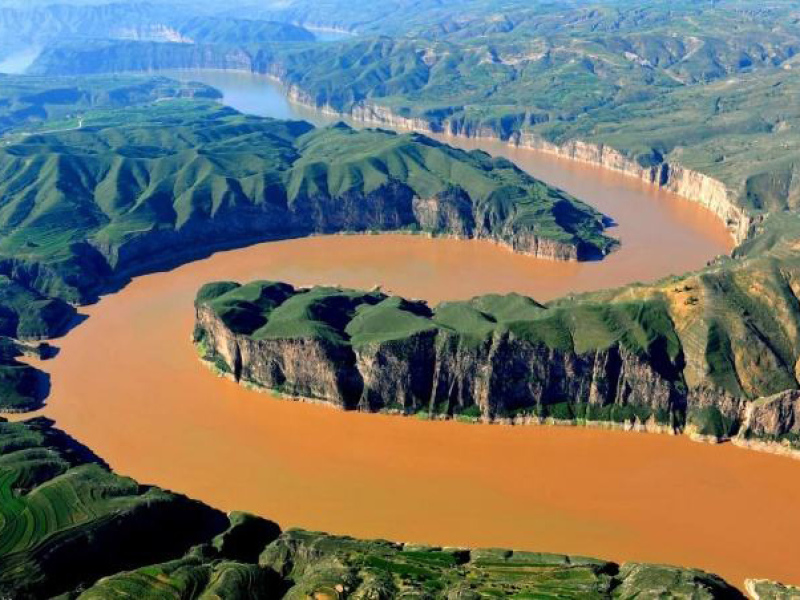 Самое крупное озеро в азии. Река Хуанхэ. Китай река Хуанхэ. Древний Китай река Хуанхэ. Хуанхэ желтая река.