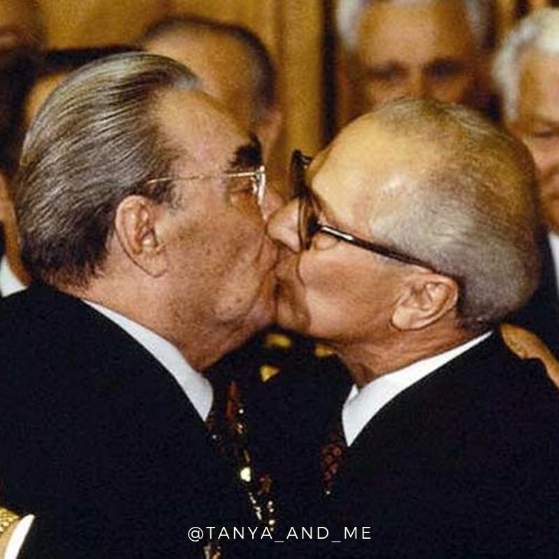 исторический поцелуй Брежнева и Хонаккера