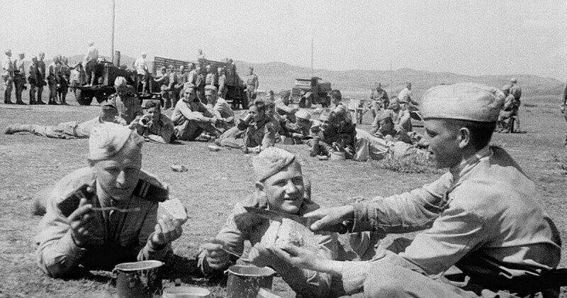 Бойцы 3-го Украинского фронта обедают у полевой кухни в Молдавии