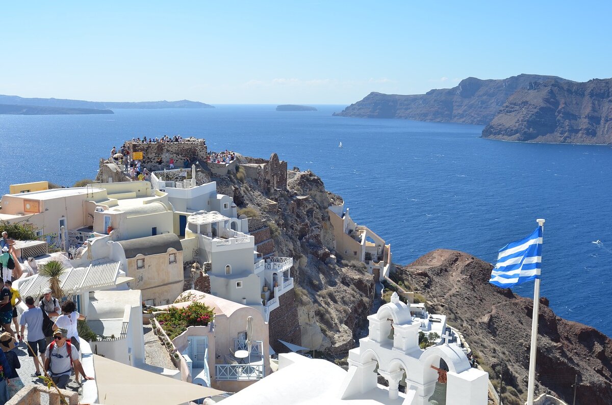 В грецию сейчас можно. Santorini Греция флаг. Амальяс Греция. Санторини в России. Греция ковид.