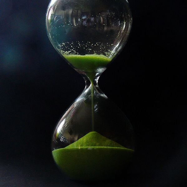 https://cdn.pixabay.com/photo/2017/01/18/15/07/temporal-distance-1990035_960_720.jpg