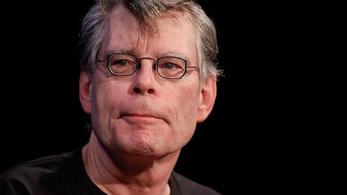 Стивен Кинг (Источник: https://cdn.sm-news.ru/wp-content/uploads/2019/10/14/stiven-4-1200x675.jpg)