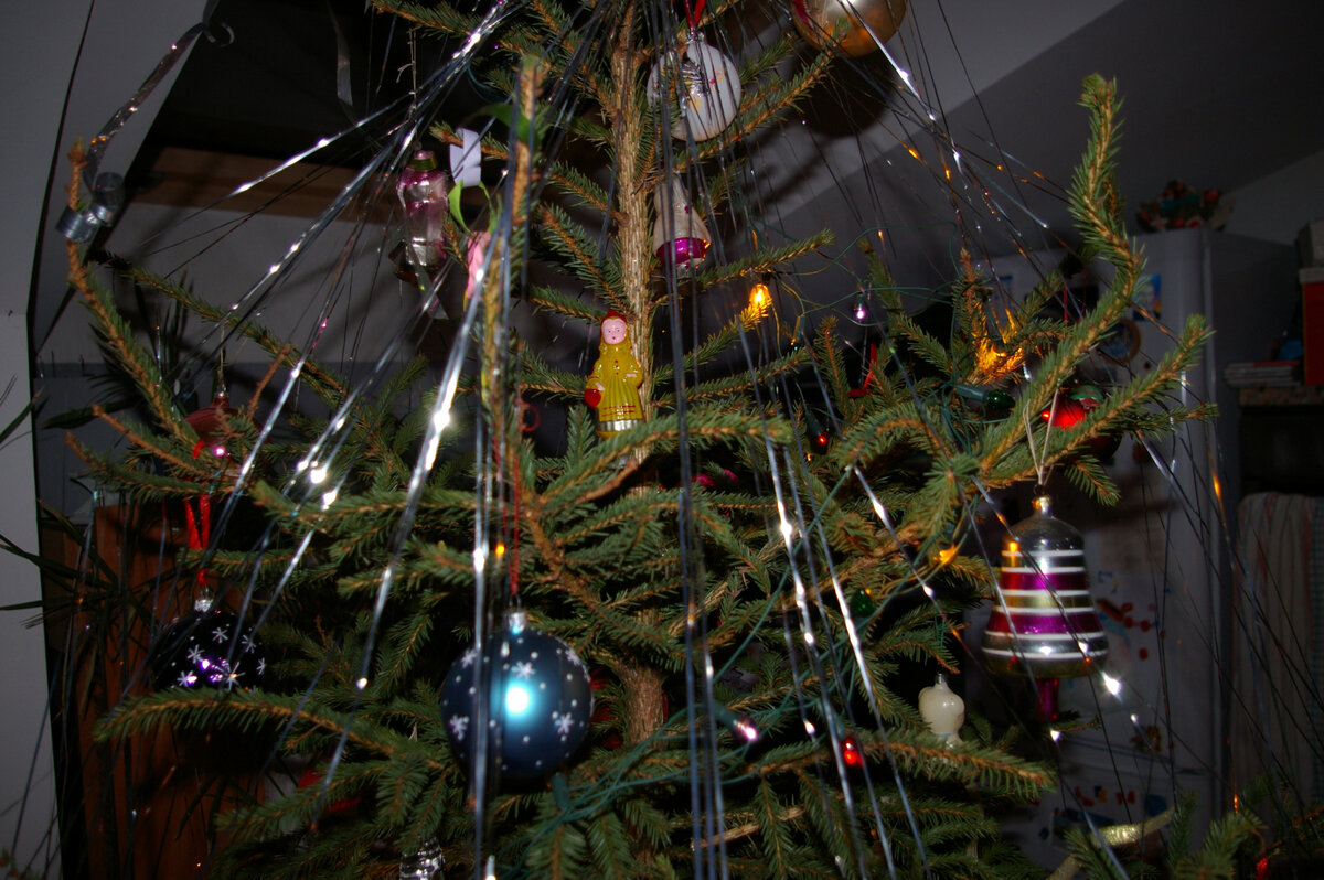 Здесь стоит обратить внимание на Красную Шапочку. Эта игрушка на прищепке родом из конца 50-х. Колокольчик, который справа, тоже был куплен примерно в то же время.  