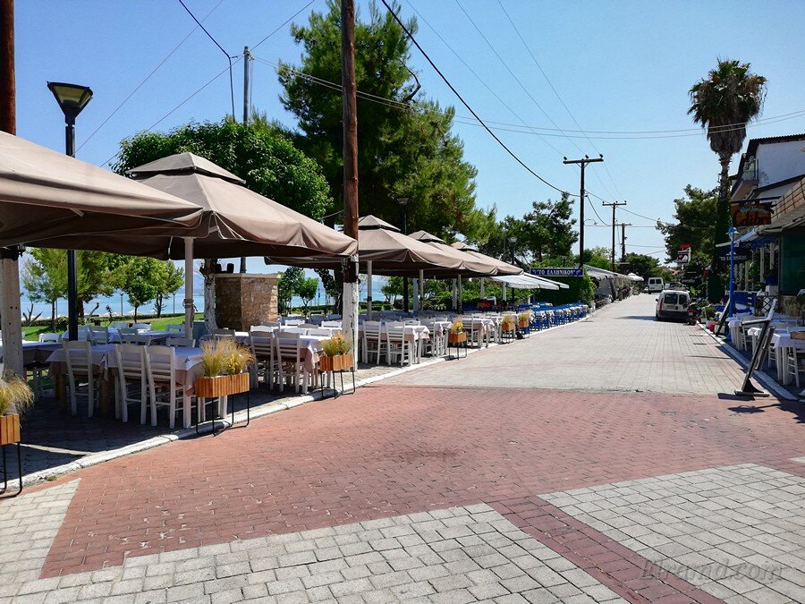 Таверны на набережной Ханиоти