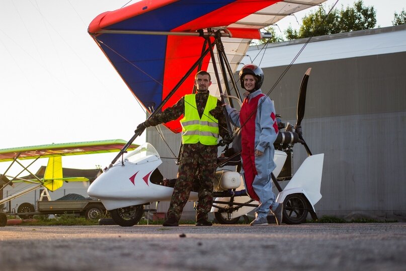 Памятное фото после полета на дельталете на закате