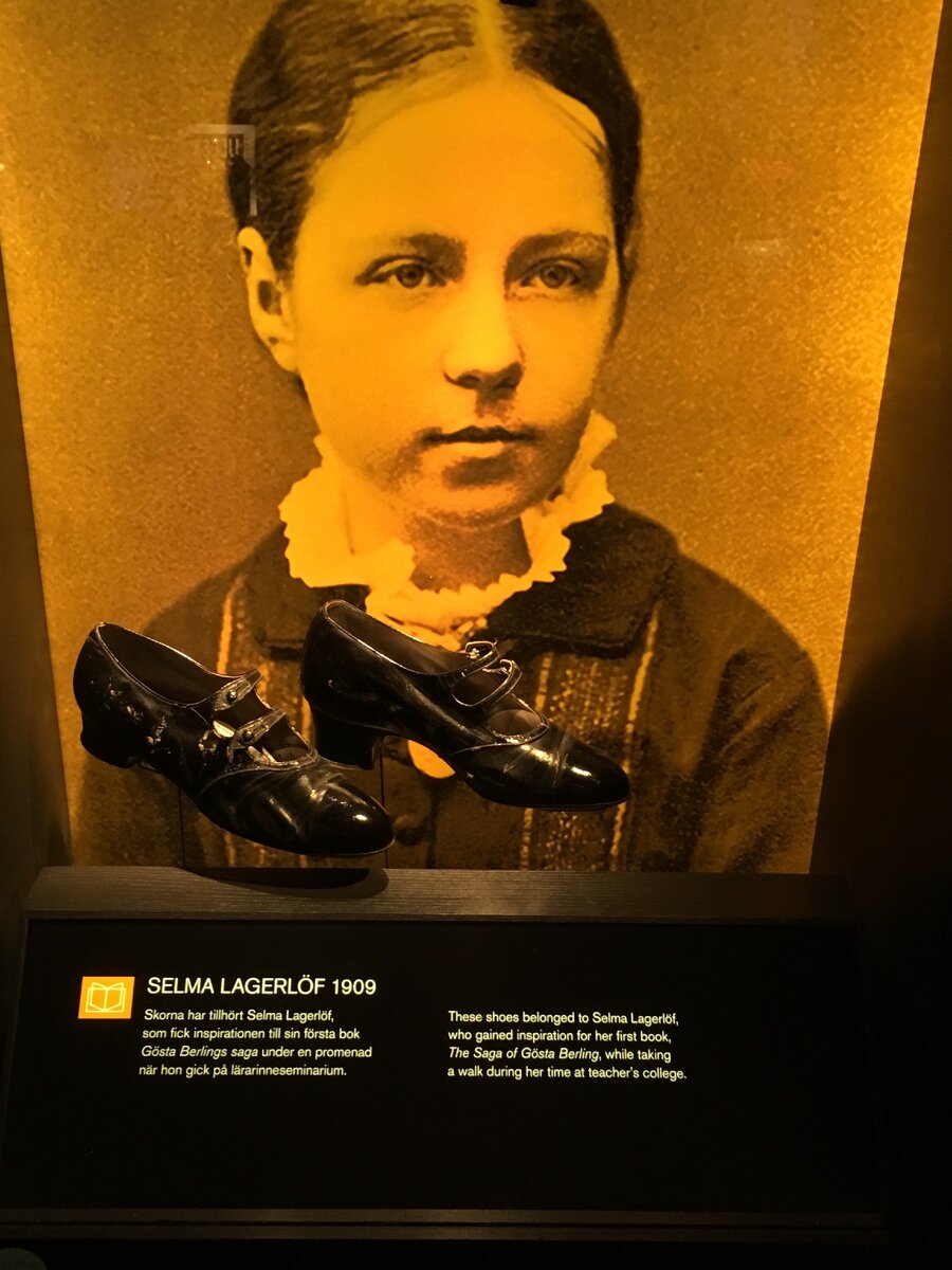 Это Сельма Лагерлёф - первая женщина, получившая "нобелевку" по литературе. В витрине шведской писательницы, которую у нас знают больше всего как автора "Чуднесного путешествия Нильса с дикими гусями" выставлены ее туфельки. Фото Полины Кудрявцевой