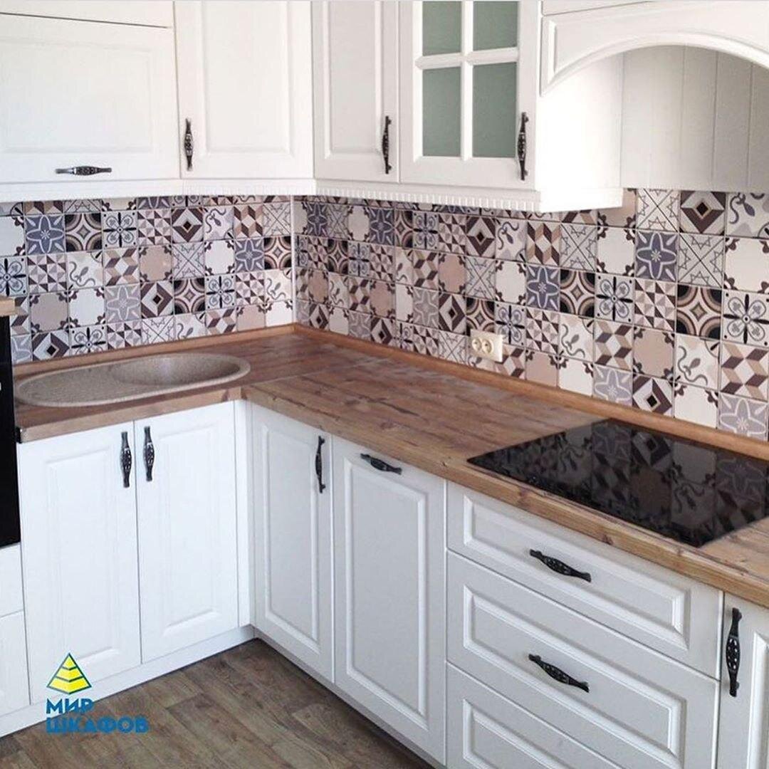 Рисунок/орнамент на фартуке должен быть «пропорционален» размеру кухни: чем меньше комната, тем мельче рисунок.