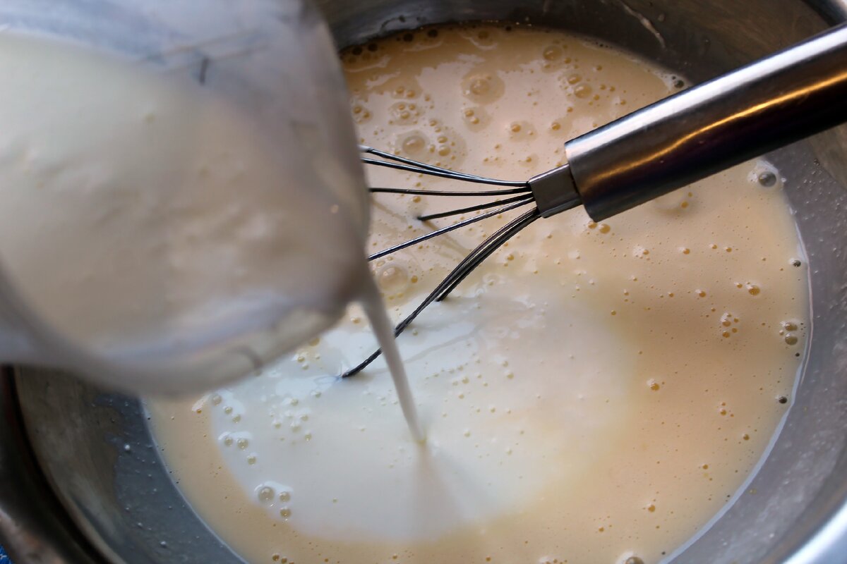 Жидкое тесто на кефире рецепт. В молоко добавили тесто. В это добавляют молоко. Размешать тесто. Кефир в тесте.