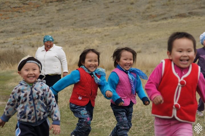 Это фото взято из интернета. Дети которых видела я, бегали практически голышом.