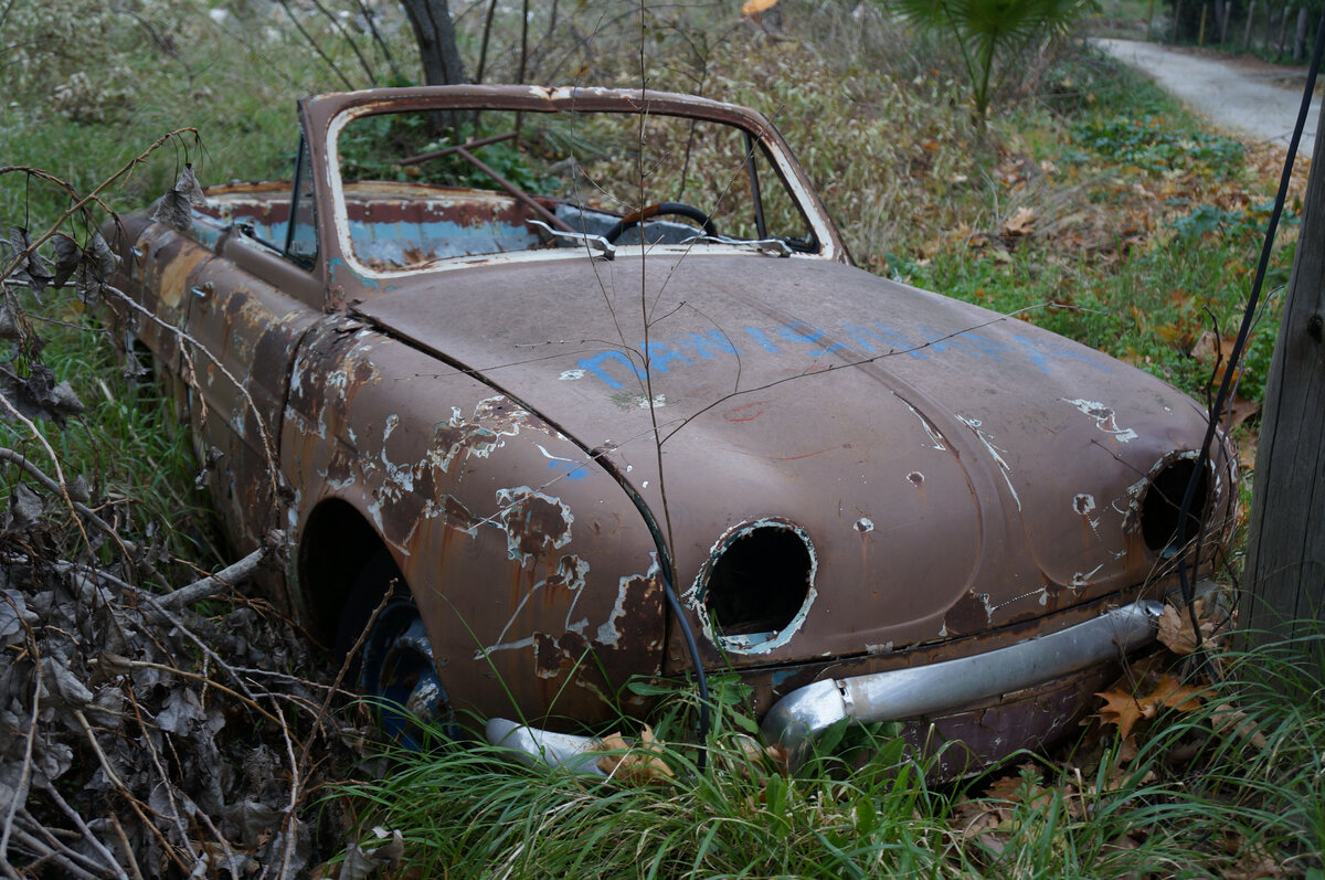 Выглядит так, будто это какой-то европейский аналог Porsche. Отчасти это правда...