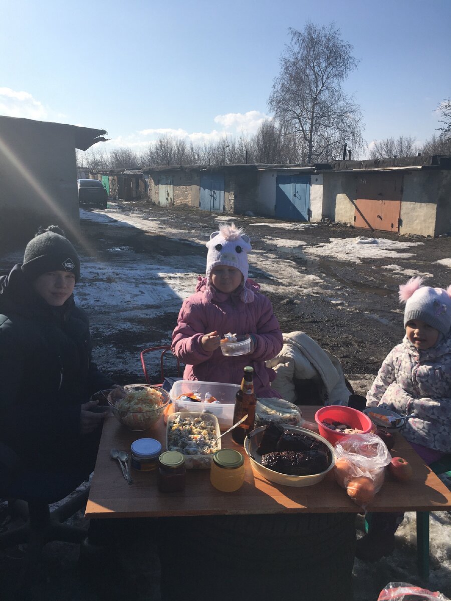 Дети чай с тортиком пьют
