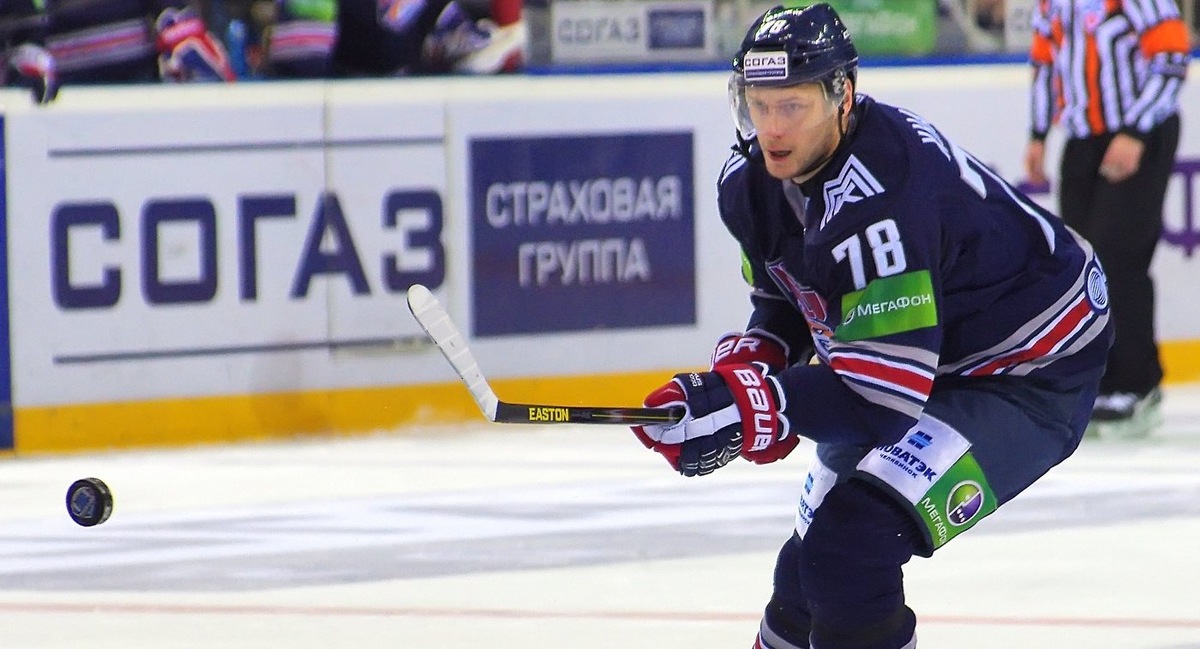 Воспитанник магнитогорского хоккея.В регулярных чемпионатах страны за «Металлург» 340 матчей, 9 голов, 33 передачи, 312 минут штрафа. В плей-офф 80 матчей, 3 гола, 9 передач, 64 минуты штрафа.Чемпион России 2014, 2016 гг. Обладатель Кубка Гагарина 2014, 2016 гг. Бронзовый призер чемпионата КХЛ 2009 года. Серебряный призер чемпионата России 2017 года.   