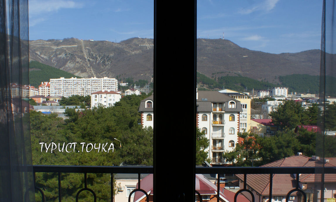 Вид из окна на горы