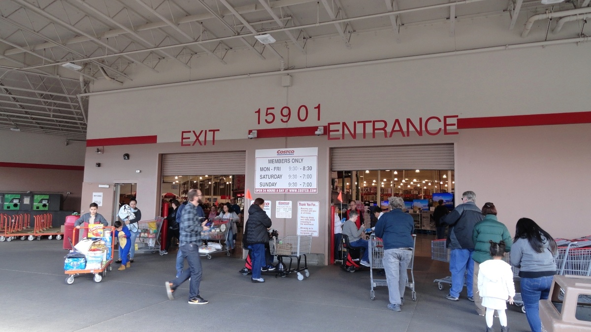 При входе сотрудники проверяют наличие карты  магазина и протирают антибактерицидными салфетками ручку вашей тележки.