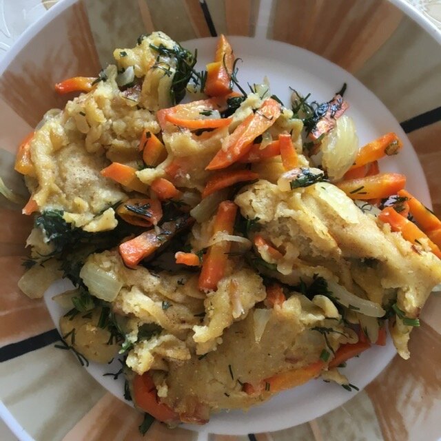 Нутовый омлет с овощами и укропом. 