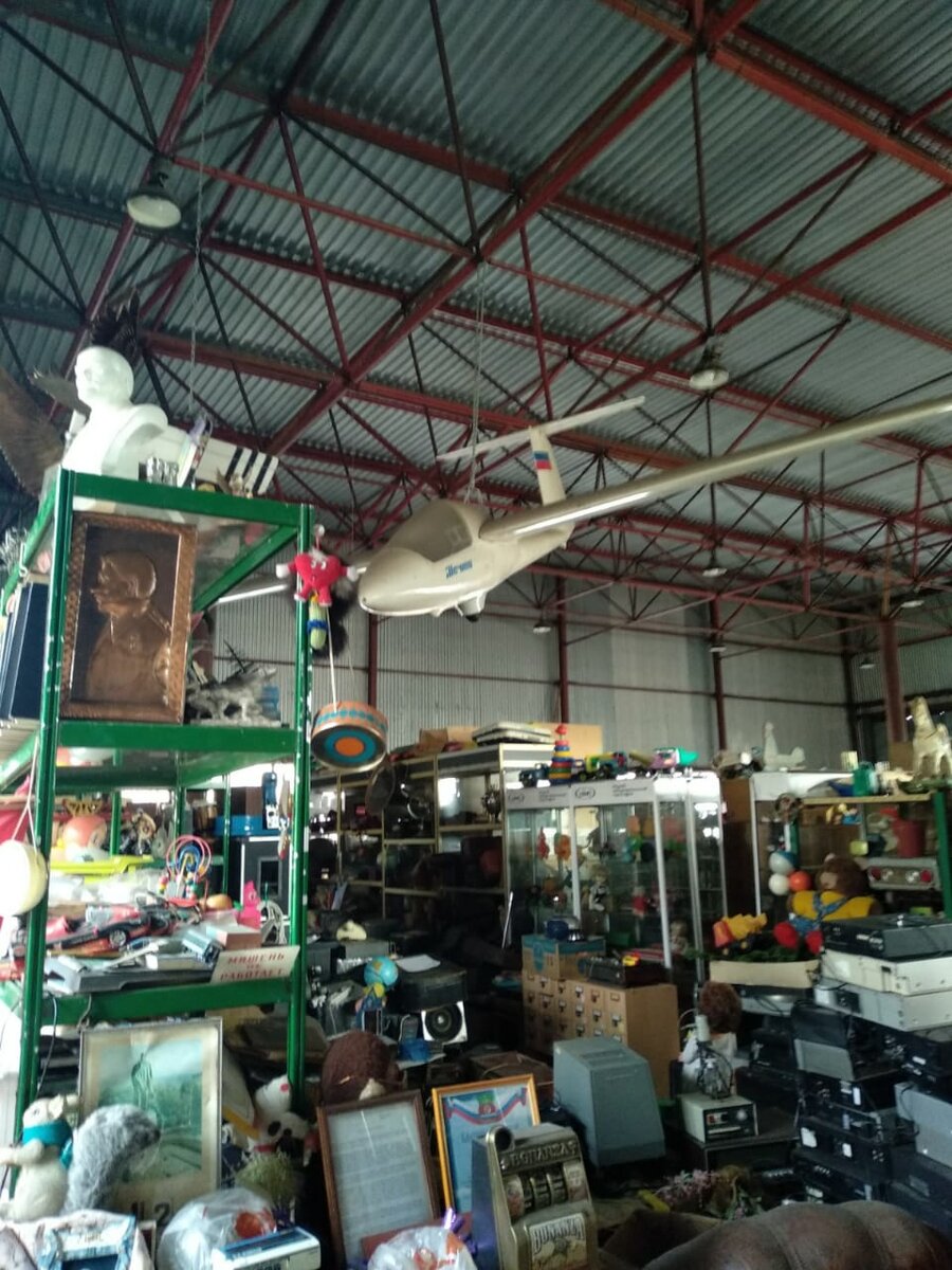 Модель самолета и куча остального хлама