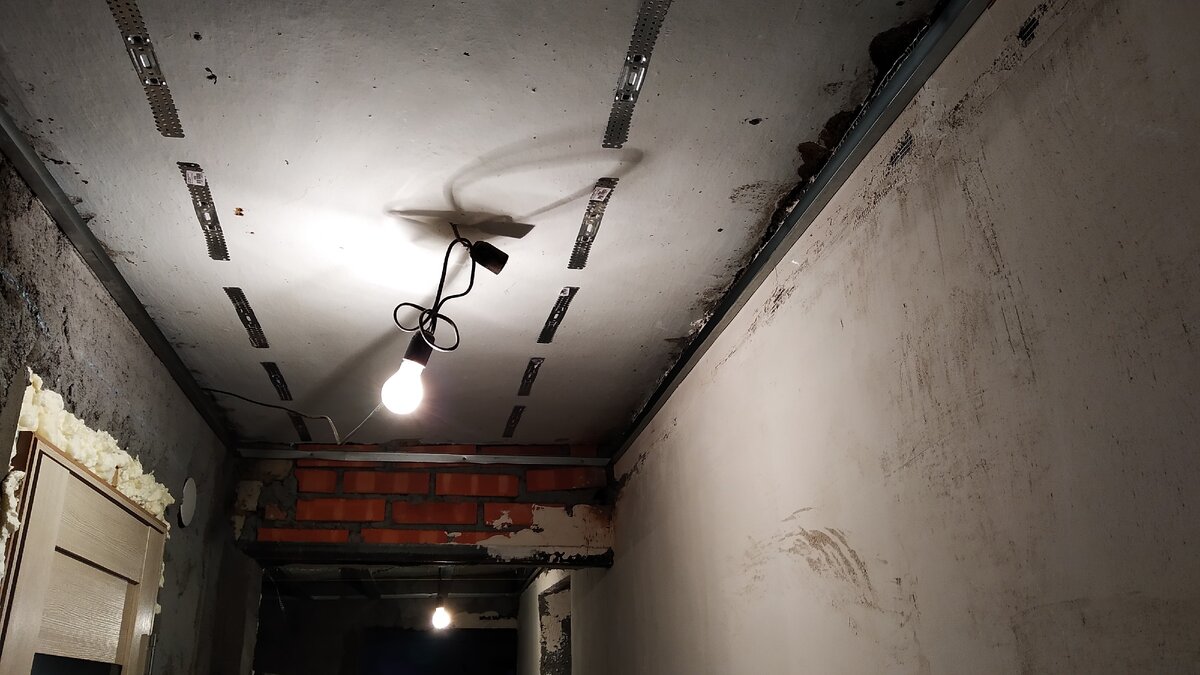 Установлен профиль направляющий и подвесы.