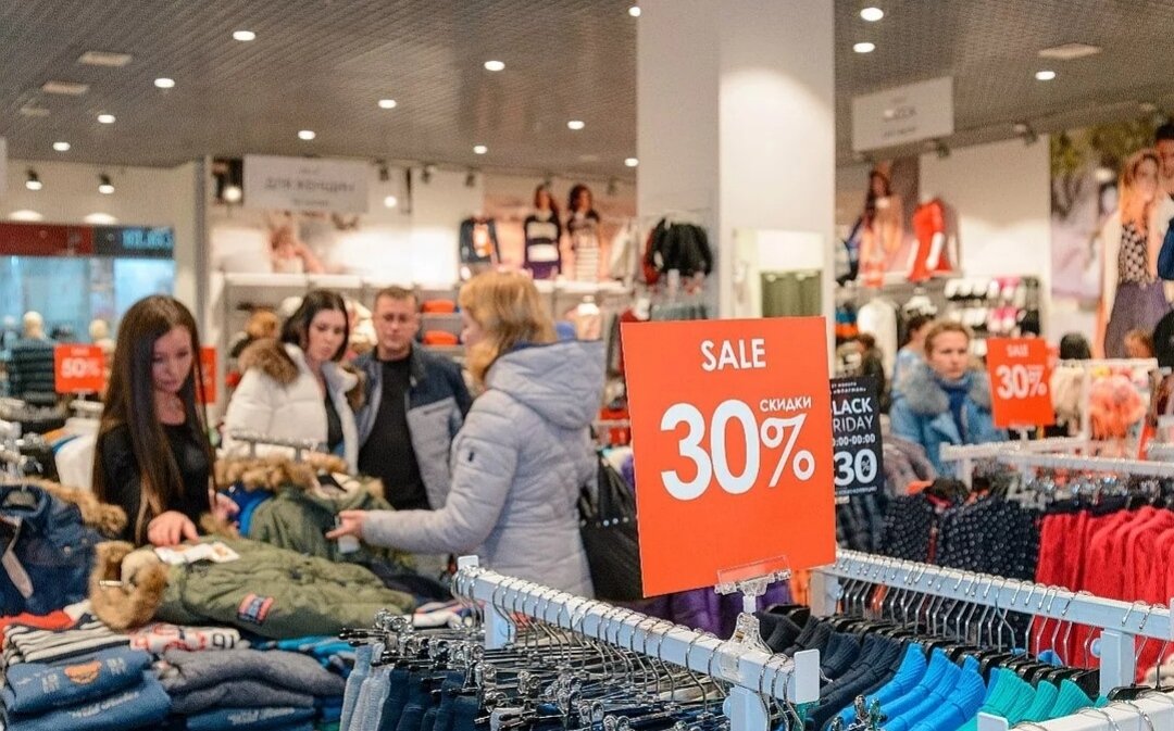 Store скидки. Sale магазин одежды. Sale в ТЦ. Черная пятница магазин одежды. Скидки в торговом центре.