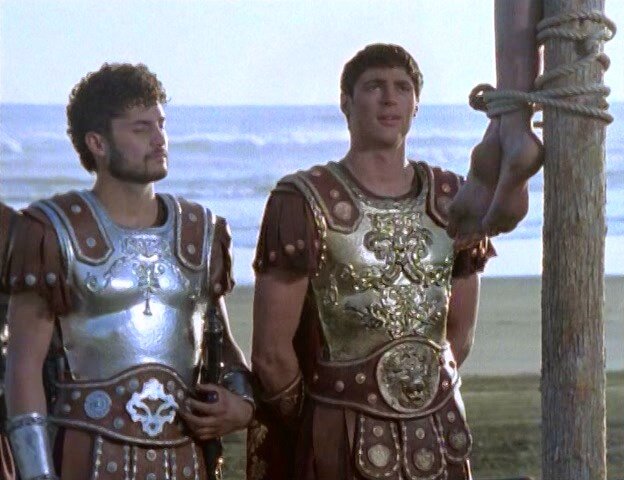 Цезарь перед распятым пиратом. Кадр из сериала «Зена — королева воинов»